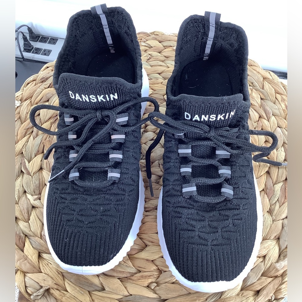 DANSKIN “STUNT”  sneakers women’s Size 6 very gently worn Black with white soles